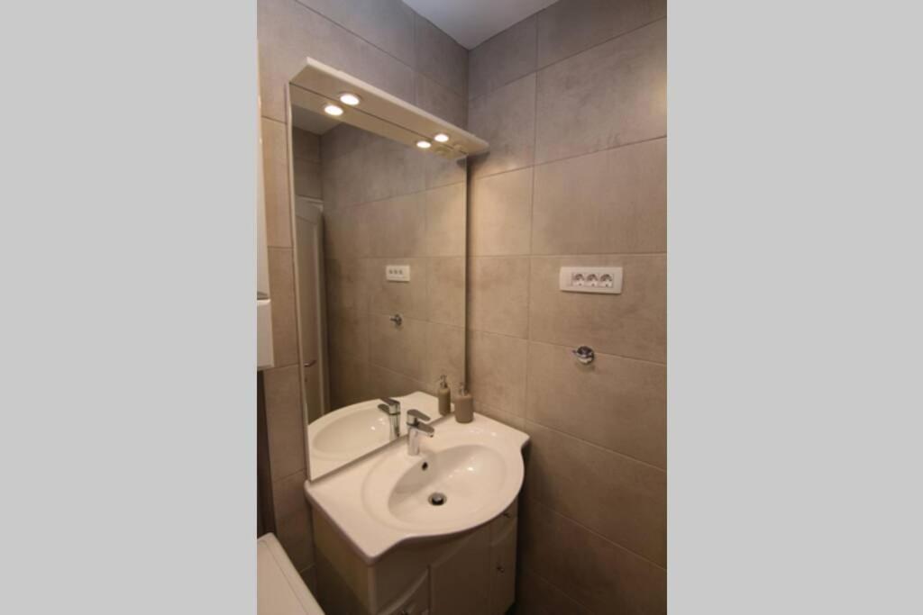 Fast Friend - Cozy Apartment In The Center With Private Garage Rijeka Bagian luar foto